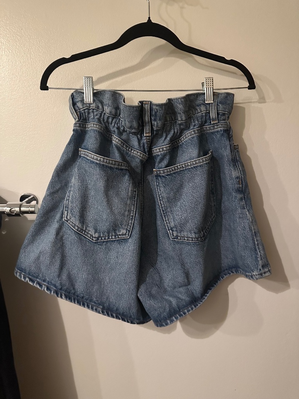 AGOLDE Lyonne Short Sz. 28 Color: Outbreak - Picture 8 of 11